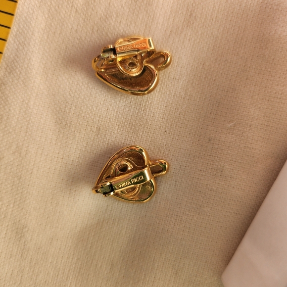 Vintage Nina Ricci Gold Tone Heart shape Rhinestone Clip on Earrings - Picture 4 of 10